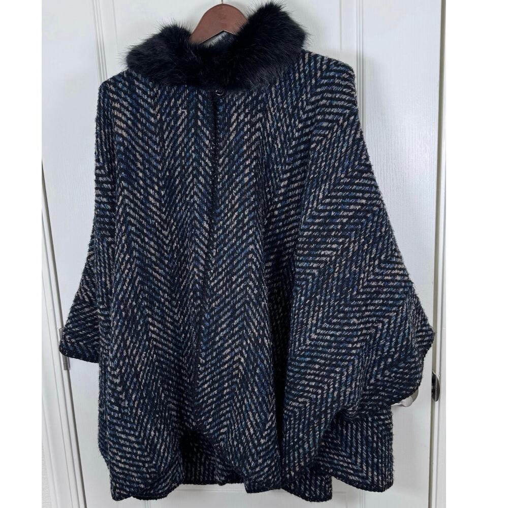 Cejon Faux Fur Trimmed Poncho Cape Women’s OSFM Knit Black Blue